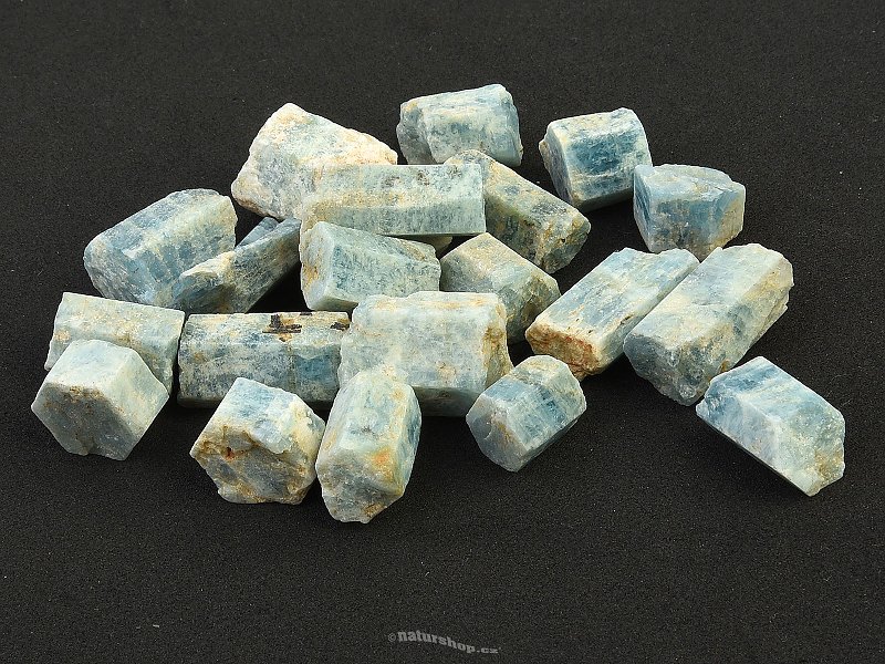 Akvamarín menší neprůhledný krystal