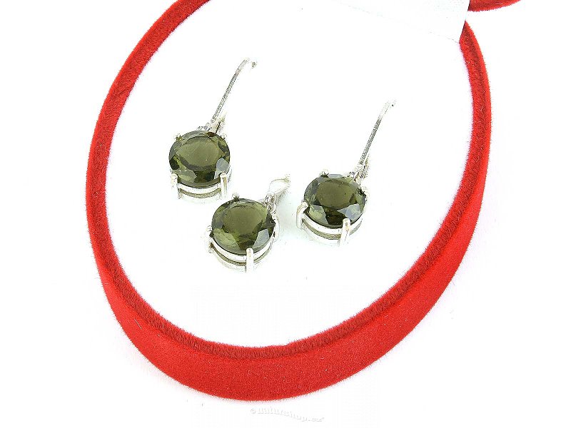 A set of jewels cut Moldavit round 8 mm standard cut Ag 925/1000