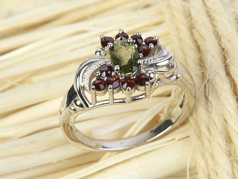 Vltavín prsten s granáty ovál 6 x 4mm standard brus Ag 925/1000 + Rh