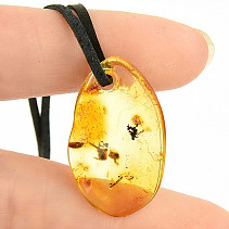 Pendant with amber on black leather 1.7g