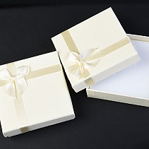 Cream gift box with ribbon 9 x 9 cm