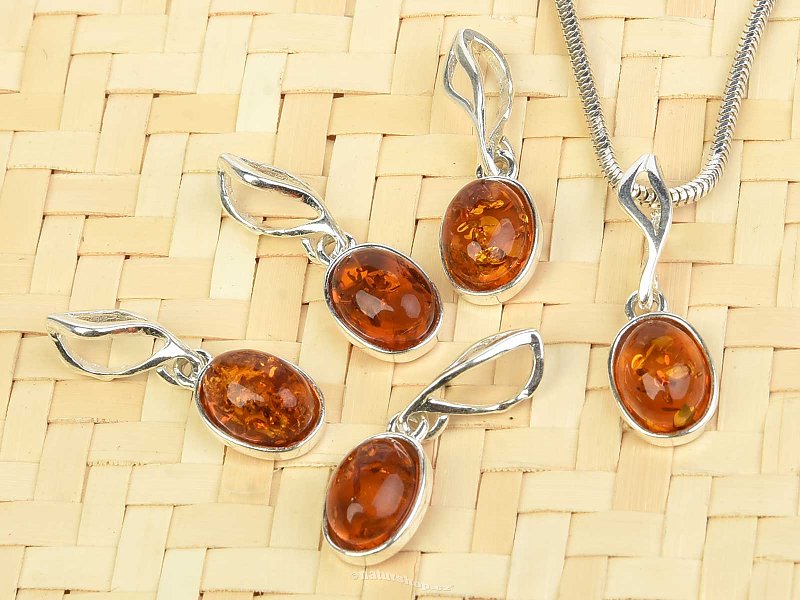 Silver oval pendant amber Ag 925/1000