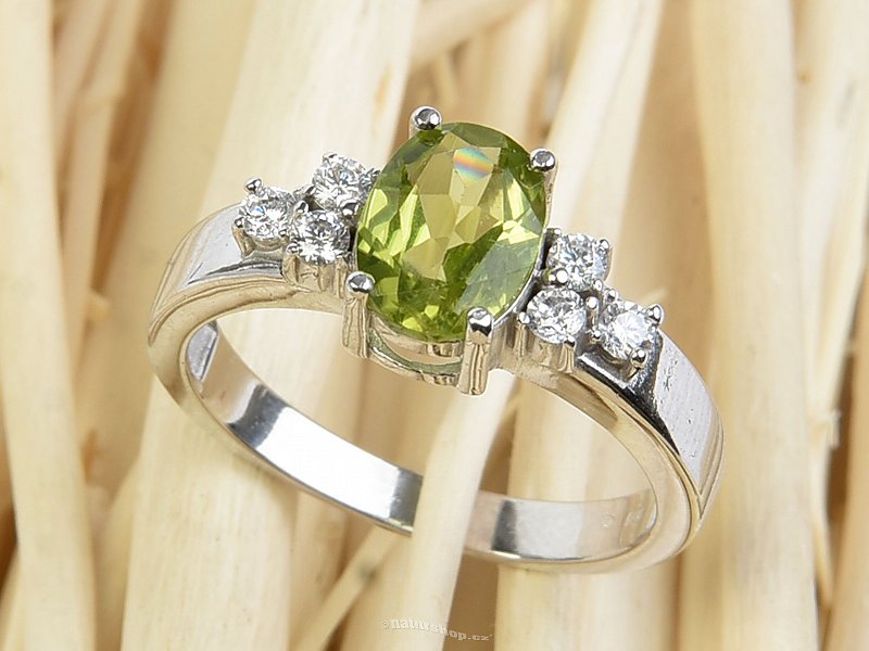 Ring olivine oval with zircons 8x6mm cut Ag 925/1000