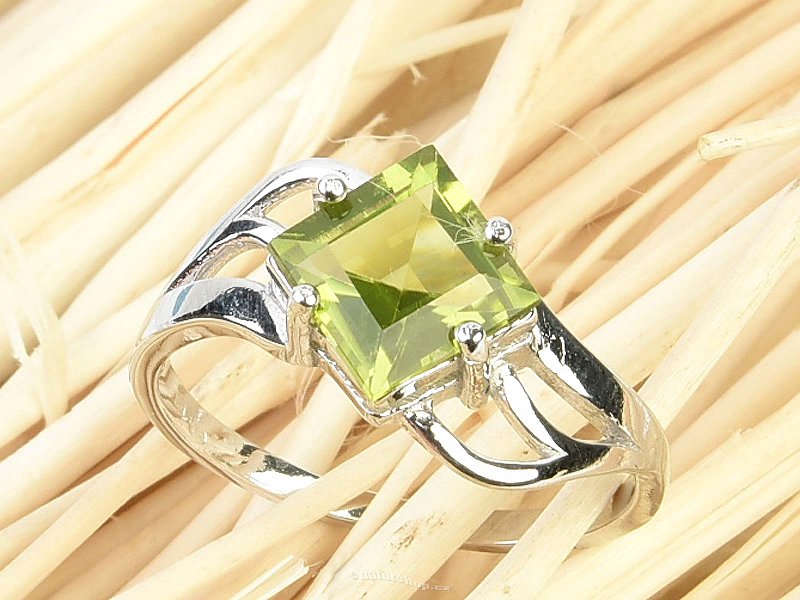 Olivine diamond ring decorated with Ag 925/1000 + Rh
