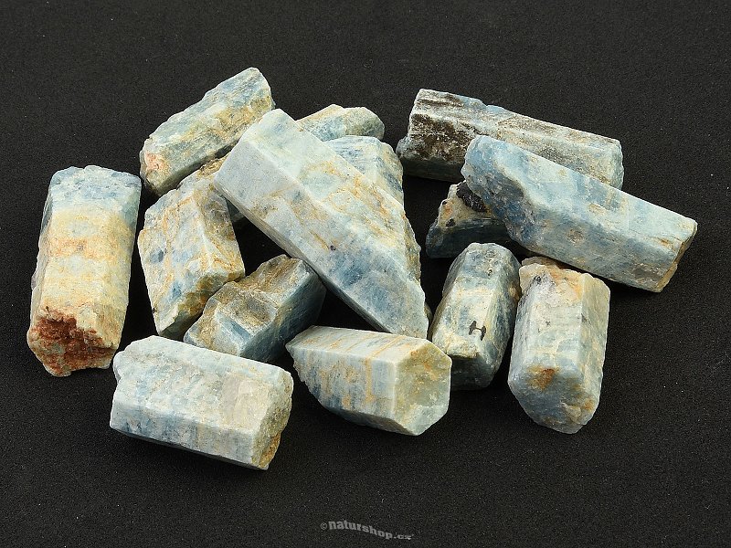 Akvamarín větší neprůhledný krystal