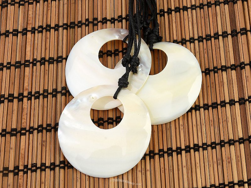 Perleťový náhrdelník světlý kruh s otvorem (55mm)
