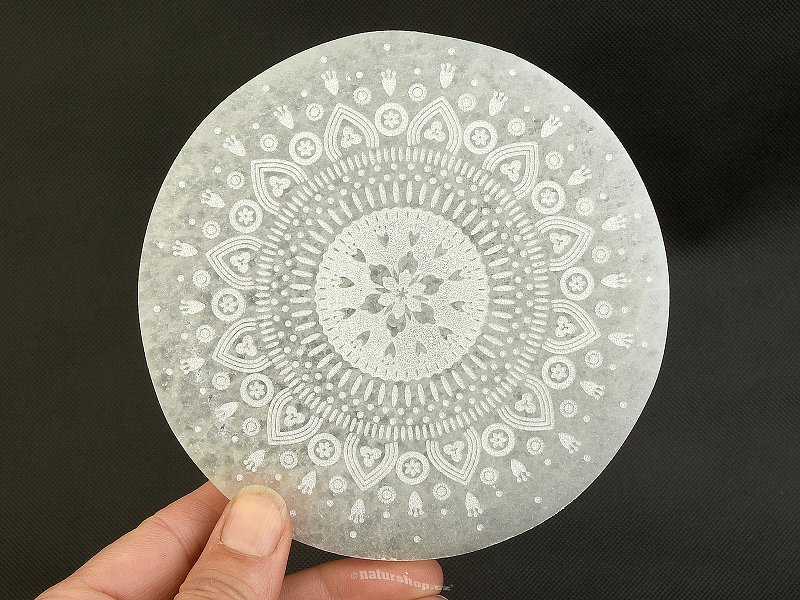 Selenite mat with an engraved flower motif Ø12cm