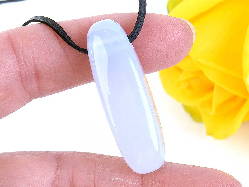 Pendant chalcedony oval on leather 11.9g