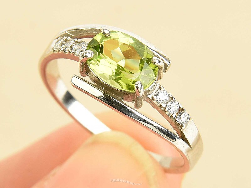Olivín prsten se zirkony 8x6mm brus Ag 925/1000