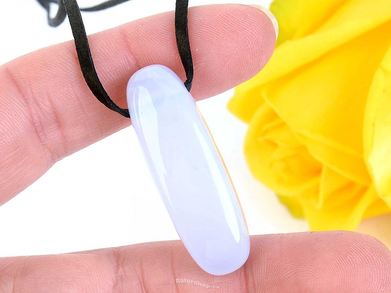 Pendant chalcedony oval on leather 10.6g