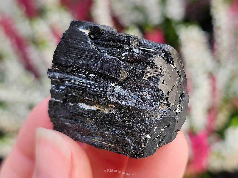 Turmalín černý surový krystal skoryl (Madagaskar) 34g
