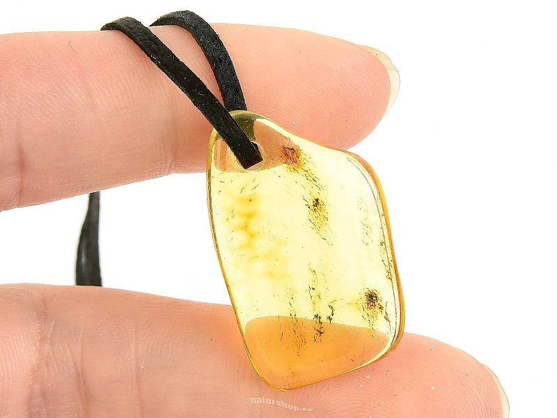 Pendant with amber on black leather 2.1g