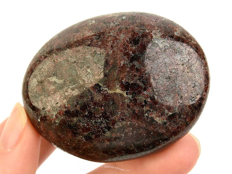 Hladký kámen granát z Madagaskaru 129g