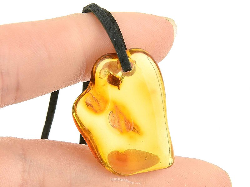 Pendant with amber on black leather 2.7g