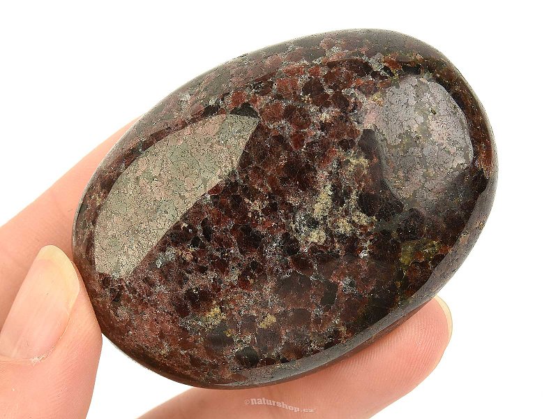 Hladký kámen granát z Madagaskaru 104g