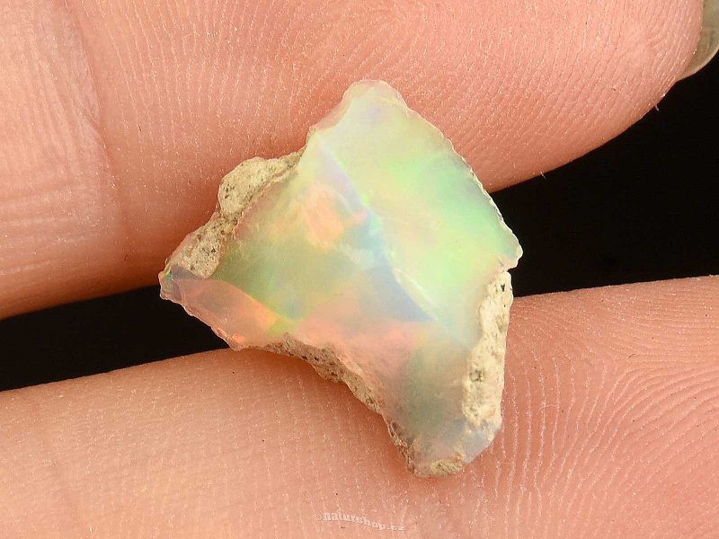 Precious opal in the rock of Ethiopia (0.8g)