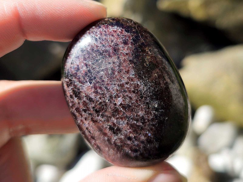 Hladký kámen granát Madagaskar (64g)