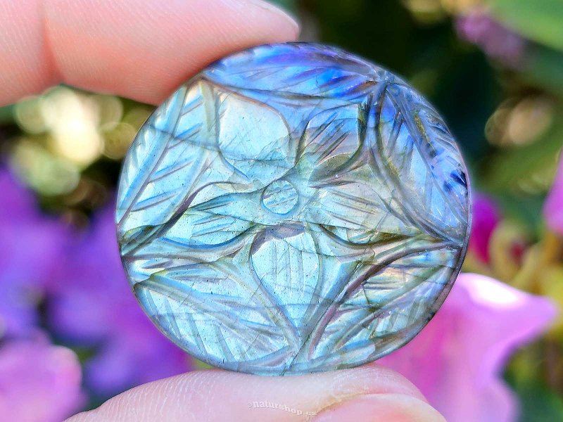 Labradorite round muggle with a flower motif 10.7g