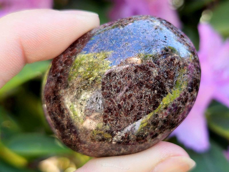 Hladký kámen granát Madagaskar 64g