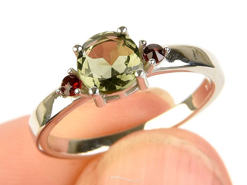 Stříbrný prsten vltavín 6mm a granáty Ag 925/1000 + Rh