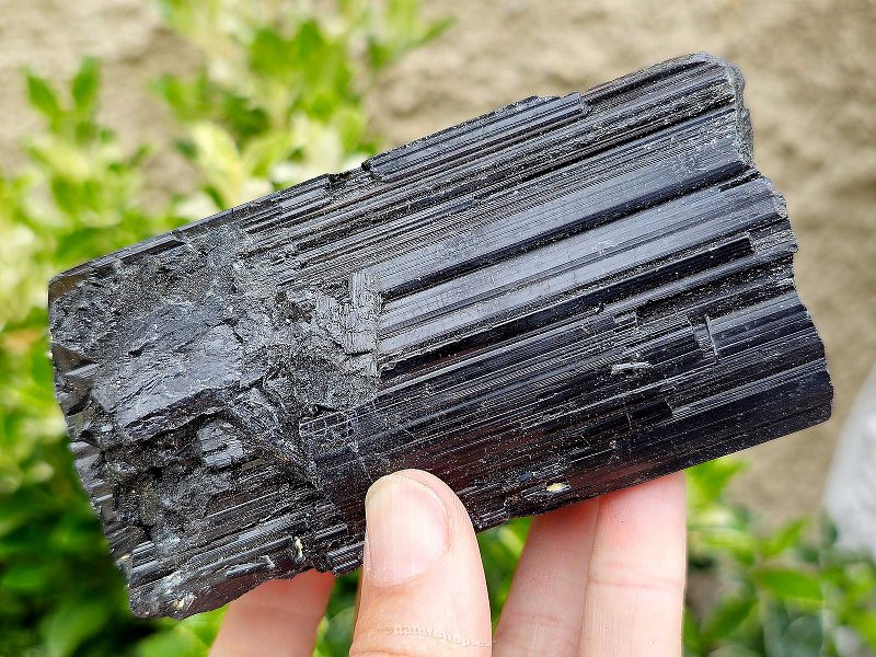 Tourmaline black skoryl crystal 688g from Madagascar