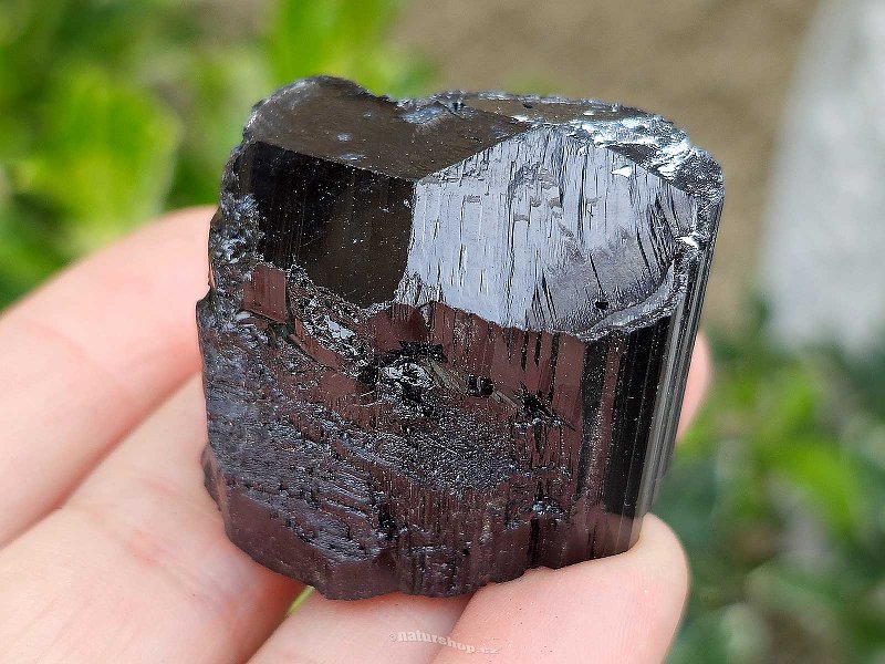 Turmalín černý skoryl krystal (59g) z Madagaskaru