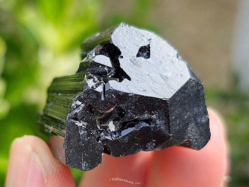 Turmalín černý skoryl krystal z Madagaskaru 32g