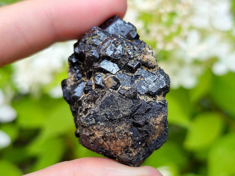 Granát melanit surový krystal Mali 68g