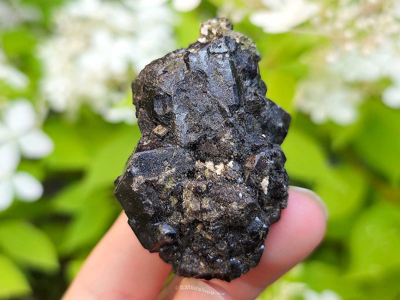 Granát melanit surový krystal Mali 81g