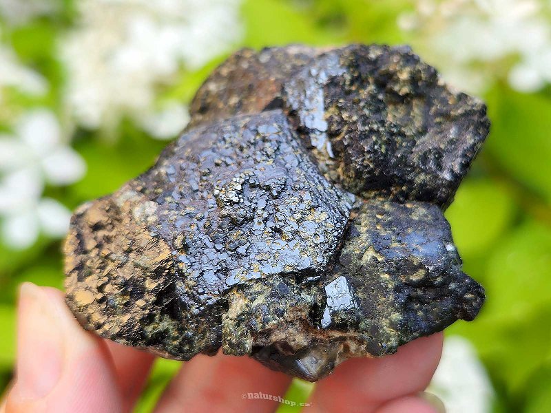 Granát melanit surový krystal Mali 137g
