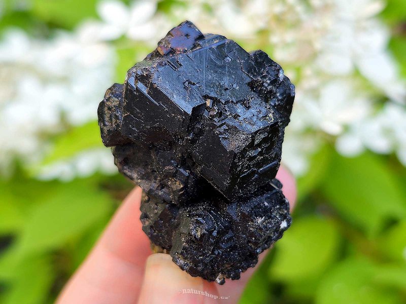 Granát melanit surový krystal Mali 86g