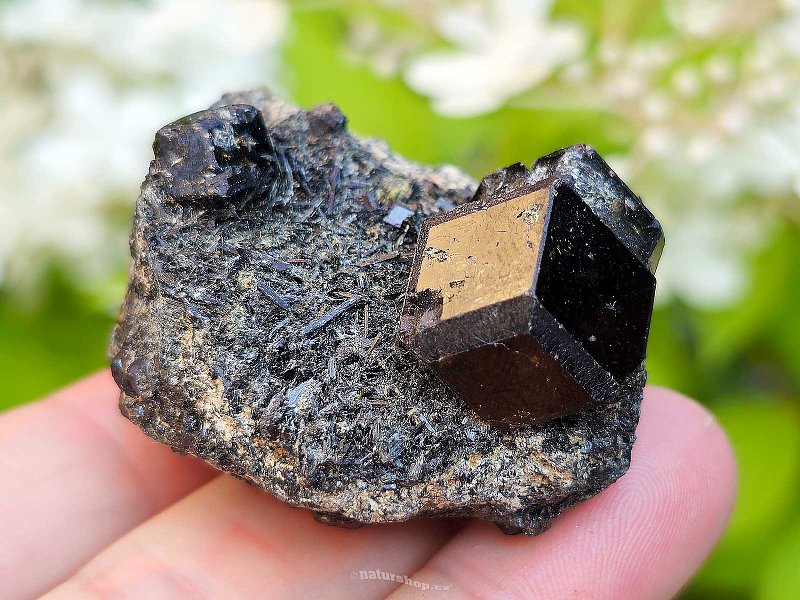 Granát melanit surový krystal Mali 59g