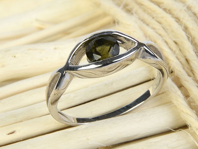 Stříbrný prsten broušený s vltavínem 6mm Ag 925/1000 + Rh