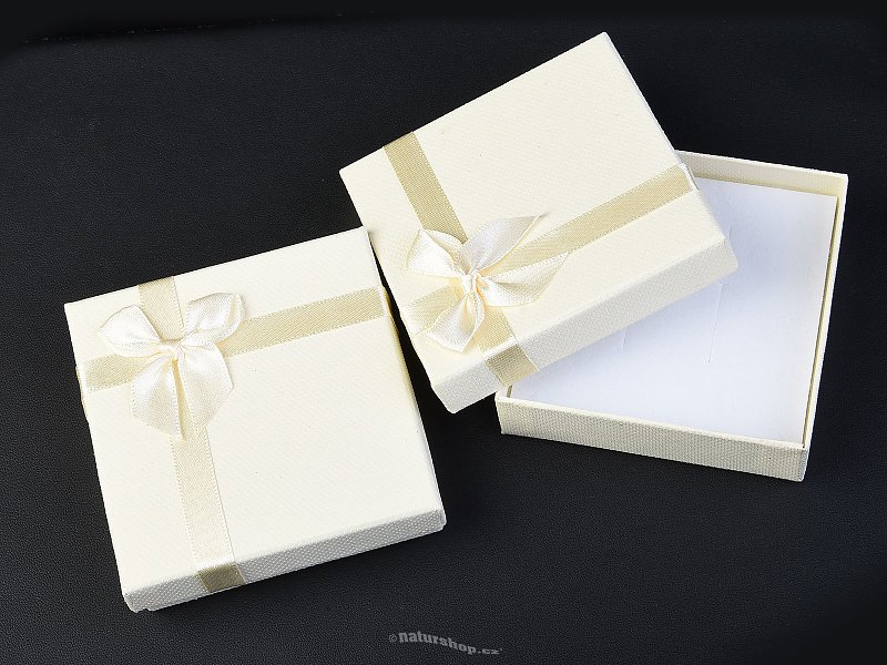 Cream gift box with ribbon 9 x 9 cm