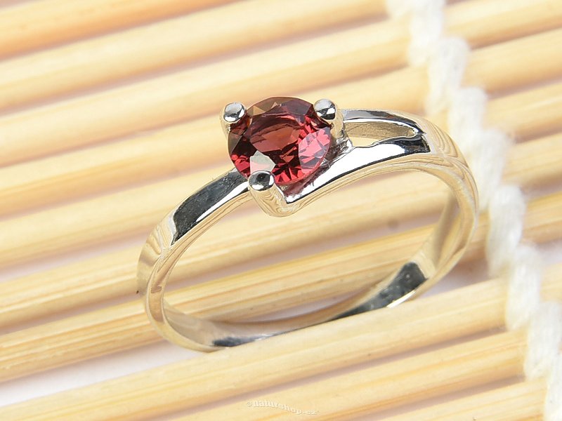 Stříbrný prsten kulatý granát brus Ag 925/1000