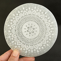 Selenite mat with an engraved flower motif Ø12cm