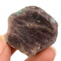 Rubín surový krystal velký Tanzánie 51g