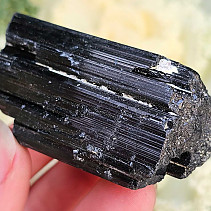 Turmalín černý surový krystal skoryl (Madagaskar) 87g
