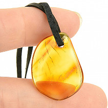 Amber pendant on black leather (1.9g)