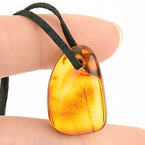 Pendant with amber on black leather 2.0g