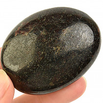 Hladký kámen granát z Madagaskaru 111g