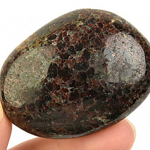 Hladký kámen granát z Madagaskaru 97g