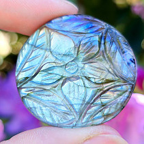 Labradorite round muggle with a flower motif 10.7g