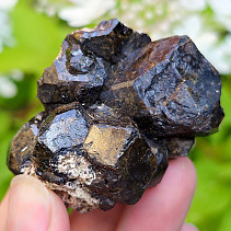 Granát melanit surový krystal Mali 79g