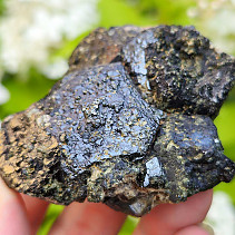 Granát melanit surový krystal Mali 137g