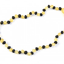 Jantar matné černé a žluté valounky náhrdelník 34cm (dětská velikost)