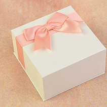 Dárková krabička krémová s meruňkovou mašlí 8.5 x 8.5cm