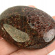 Hladký kámen granát z Madagaskaru 104g