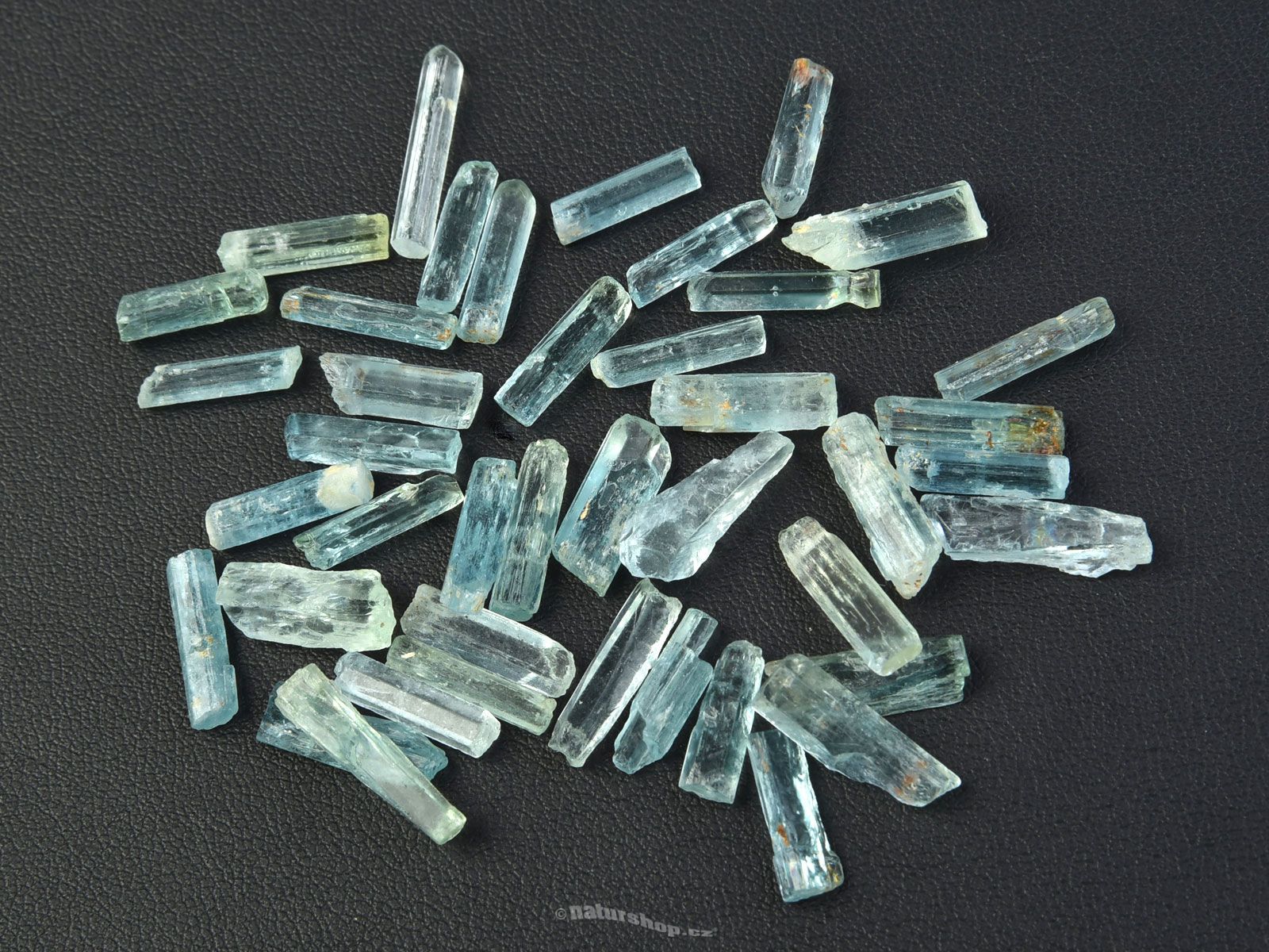 akvamarínové krystaly